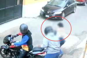 Cámaras captan asalto contra mujer en zona 12; delincuentes huyeron en motocicleta