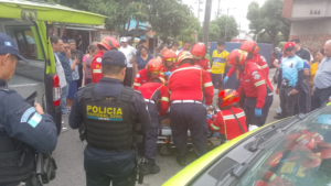Hombre es trasladado de emergencia tras balacera en la zona 12
